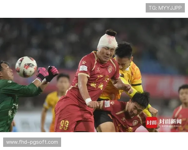 “绷带缠头”仍死磕到底，成都球员胡志星获主场球迷致敬